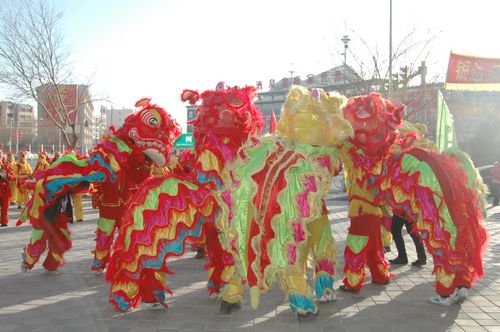 酒泉市2011年元宵節(jié)社火匯演期間，部分社火隊來公司拜年