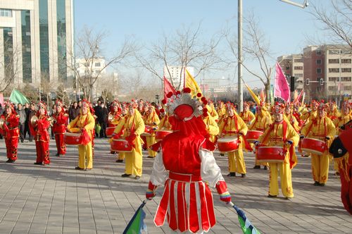 酒泉市2011年元宵節(jié)社火匯演期間，部分社火隊來公司拜年