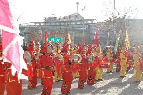 酒泉市2011年元宵節(jié)社火匯演期間，部分社火隊來公司拜年